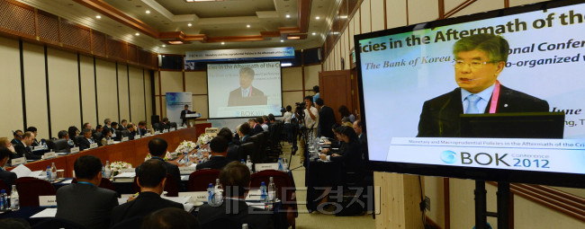 14일 김중수 한은총재가 이날 한국은행에서 열린 'BOK 국제 컨퍼런스'에서 기조연설을 하고 있다.<br />정희조 기자/checho@heraldm.com 120614
14일 김중수 한은총재가 이날 한국은행에서 열린 'BOK 국제 컨퍼런스'에서 기조연설을 하고 있다.
정희조 기자/checho@heraldm.com 120614
김중수 한국은행 총재가 14일 서울 남대문로 한은 본관에서 열린 ‘글로벌 위기 이후의 통화 및 거시건전성 정책’ 주제의 국제콘퍼런스에서 개회사를 하고 있다. 정희조 기자/checho@