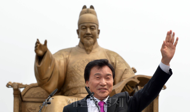 손학규 민주통합당 상임고문이 14일 서울 광화문광장에서 대선출마 선언을 하고 있다.<br />김명섭 기자 msiron@
손학규 민주통합당 상임고문이 14일 야당의 유력 대선주자로서는 처음 대선 출마를 공식 선언했다. 그는 서울광화문 세종대왕 동상 앞에서 가진 기자회견에서 “민생과 통합의 대통령, 세종대왕의 리더십을 이루겠다”고 밝혔다. 손 고문은 세종대왕을 ‘롤 모델’으로 삼아왔다. ▶관련기사 6면 　김명섭 기자/msiron@