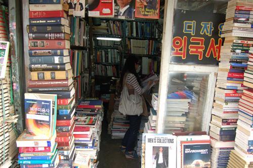 A bookstore along the Cheonggye Stream crowded with used books            Yonhap News