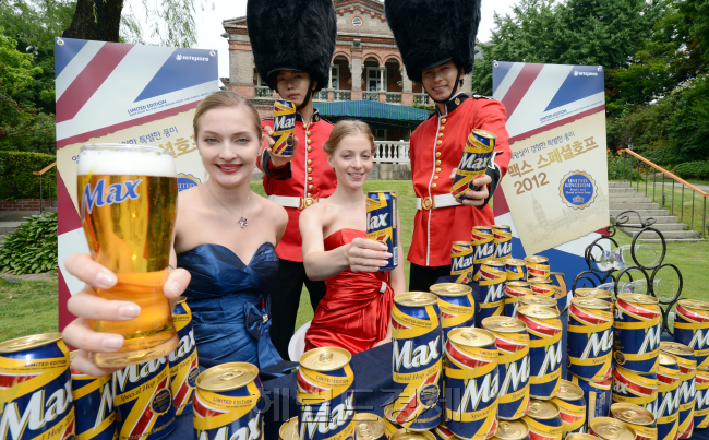 Hite-Jinro showcases the Max Special Hop 2012, a product benchmarking beer products offered to royal families of the United Kingdom, in Seoul on Thursday.  (Ahn Hoon/The Korea Herald)