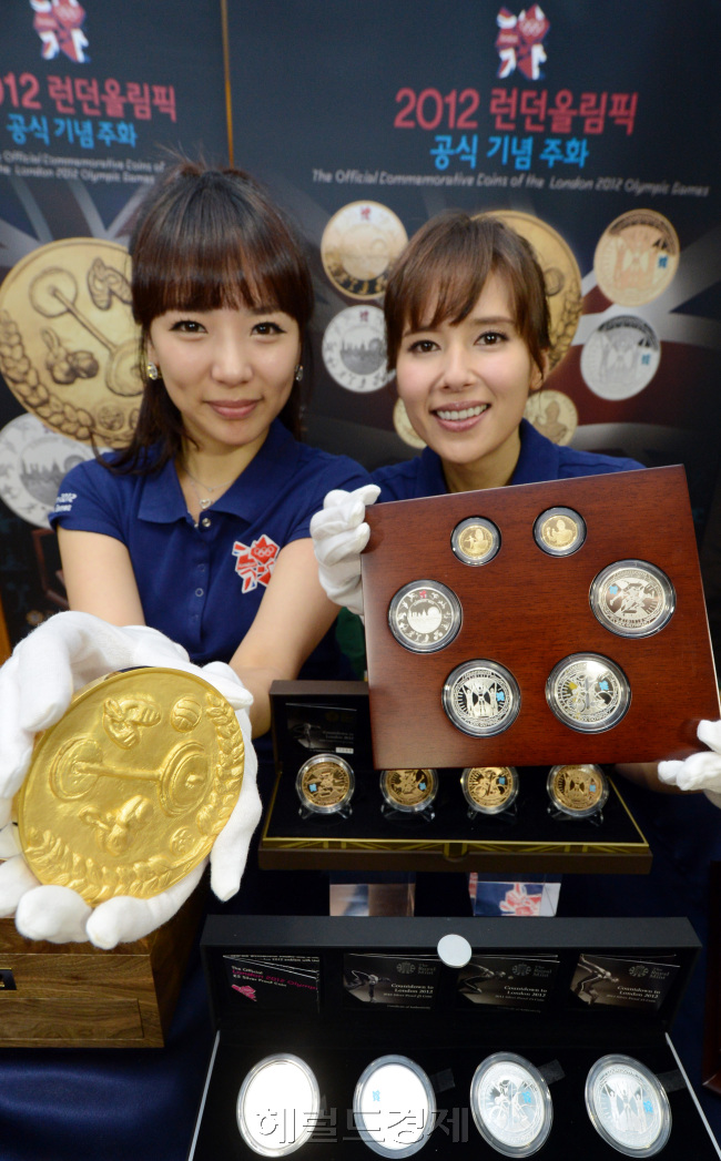 2012 런던올림픽.영국여왕즉위 60주년 공식 기념주화 츨시  14일 오전 서울 중구 세종로 영국대사관에서 런던올림픽 기념주화 공식 판매업체인 풍산 화동양행이 2012 런던올림픽과 영국여왕즉위 60주년 공식 기념주화를 선보이고 있다. 행사에 도움을 주는 한 모델이 전 세계 60장 한정 발행하는 1억 7천 6백만원의 순도 99.9%  1kg 올림픽 기념 금화를 들어 보이고 있다./ 안훈기자 rosedale@ 2012.06.14
2012 런던올림픽.영국여왕즉위 60주년 공식 기념주화 츨시  14일 오전 서울 중구 세종로 영국대사관에서 런던올림픽 기념주화 공식 판매업체인 풍산 화동양행이 2012 런던올림픽과 영국여왕즉위 60주년 공식 기념주화를 선보이고 있다. 행사에 도움을 주는 한 모델이 전 세계 60장 한정 발행하는 1억 7천 6백만원의 순도 99.9%  1kg 올림픽 기념 금화를 들어 보이고 있다./ 안훈기자 rosedale@ 2012.06.14