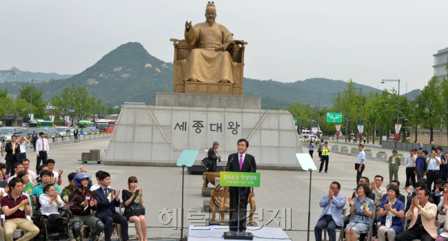 손학규 민주통합당 상임고문이 14일 서울 광화문광장에서 대선출마 선언을 하고 있다.<br />김명섭 기자 msiron@
손학규 민주통합당 상임고문이 14일 서울 광화문광장에서 대선출마 선언을 하고 있다.
김명섭 기자 msiron@