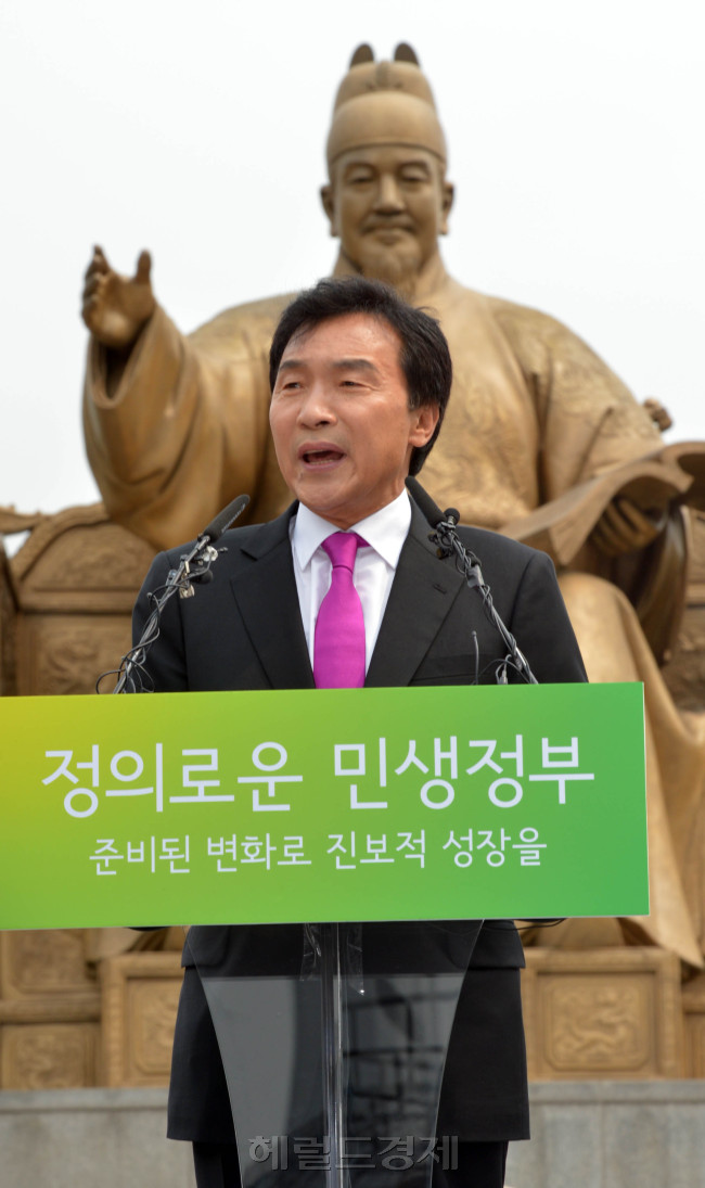 Sohn Hak-kyu announces his intent to run in the Democratic United Party’s presidential primary at Gwangwhamun Plaza, downtown Seoul, Thursday.(Kim Myung-sub/The Korea Herald)