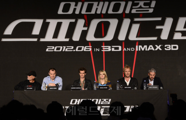 영화 ‘어메이징 스파이더맨’내한 기자회견이 14일 서울 강남구 리츠칼튼 호텔에서 열린 가운데 마크웹 감독을 비롯해 배우 앤드류 가필드, 엠마 스톤, 리스 이판, 제작자 아비 아라드, 매튜 톨마치가 취재진들의 질문을 받고 있다. 박해묵 기자/mook@heraldm.com
영화 ‘어메이징 스파이더맨’내한 기자회견이 14일 서울 강남구 리츠칼튼 호텔에서 열린 가운데 마크웹 감독을 비롯해 배우 앤드류 가필드, 엠마 스톤, 리스 이판, 제작자 아비 아라드, 매튜 톨마치가 취재진들의 질문을 받고 있다. 박해묵 기자/mook@heraldm.com