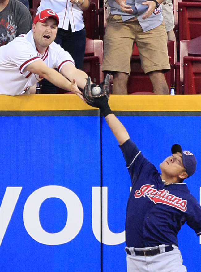 Cleveland Indians right fielder Choo Shin-soo makes a catch at the wall on Wednesday. The Korean went 1 for 5.  AP-Yonhap News