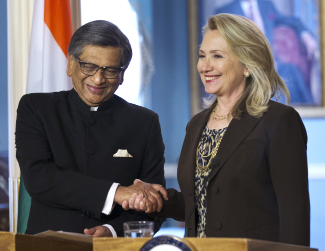 Secretary of State Hillary Rodham Clinton shakes hands with Indian Foreign Minister S.M. Krishna at the State Department in Washington, Wednesday.  AP-Yonhap News