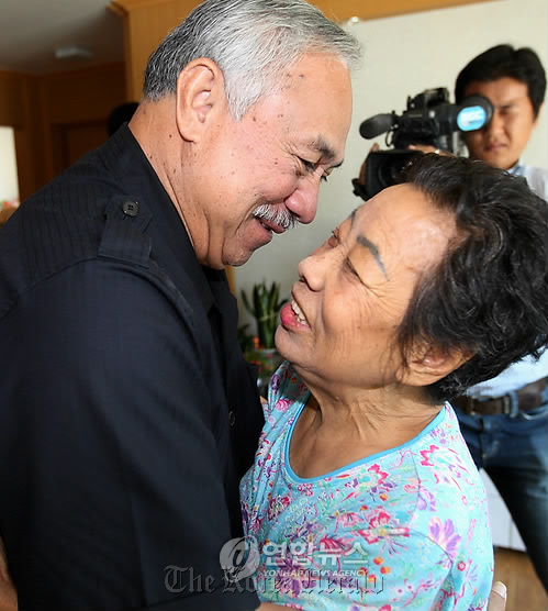 (Right) Kim Hwa-seon