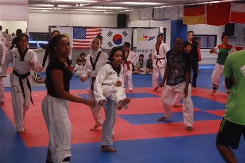 Iraqi teenagers learn taekwondo techniques from a U.S. national team coach.     Yonhap News
