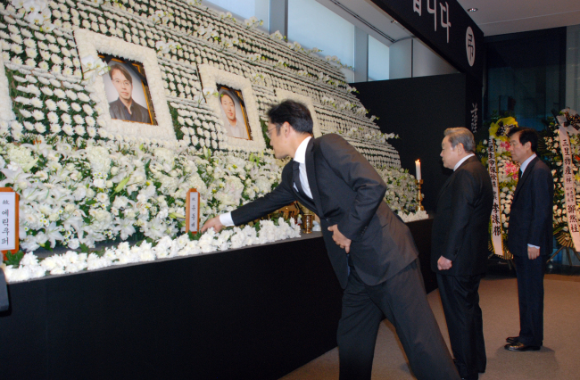 이건희(기업인/삼성전자 회장)
Samsung Electronics’ chairman Lee Kun-hee (center) pays his tribute to the four victims of the helicopter crash in Peru who were employees of Samsung C&T, with his son Jay-yong (left) and Choi Gee-sung, chief of Samsung Group’s corporate strategy office, at its office in southern Seoul on Thursday.  (Samsung Group)