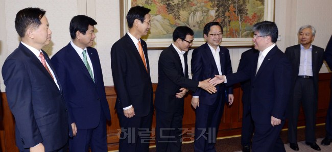 김중수 한국은행 총재가 15일 오전 소공동 한국은행 본점에서 시중 은행장들과 함께 금융협의회를 가지고 있다. 박해묵 기자/mook@heraldm.com
김중수 한국은행 총재가 15일 오전 소공동 한국은행 본점에서 시중 은행장들과 함께 금융협의회를 가지고 있다. 박해묵 기자/mook@heraldm.com
김중수(오른쪽 두번째) 한국은행 총재가 15일 오전 소공동 한국은행 본점에서 금융협의회에 앞서 시중 은행장들과 악수를 나누고 있다.  박해묵 기자/mook@heraldm.com