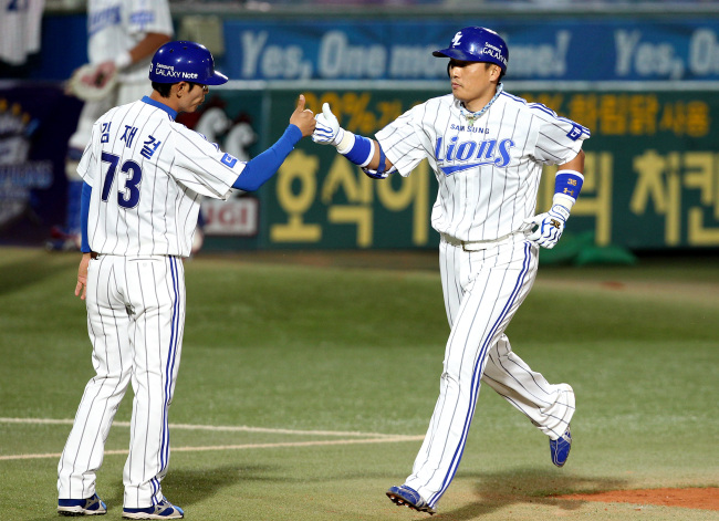 Samsung’s Lee Seung-yeop rounds the bases after his home run on Thursday.  (Yonhap News)
