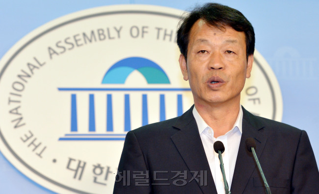 김병기 전 경남부지사가 15일 국회에서 통합진부당 당대표 출마 기자회견을 하고 있다. 박현구 기자phko@heraldm.com 2012.06.15
김병기 전 경남부지사가 15일 국회에서 통합진부당 당대표 출마 기자회견을 하고 있다. 박현구 기자phko@heraldm.com 2012.06.15
강병기 전 경남부지사가 15일 국회에서 통합진보당 당대표 출마 기자회견을 하고 있다.  박현구 기자/phko@heraldm.com