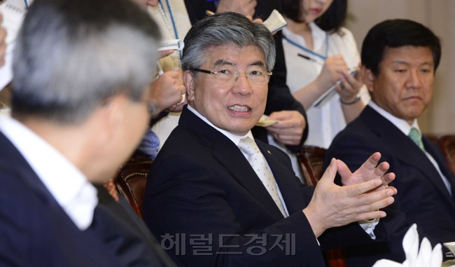 김중수 한국은행 총재가 15일 오전 소공동 한국은행 본점에서 시중 은행장들과 함께 금융협의회를 가지고 있다. 박해묵 기자/mook@heraldm.com