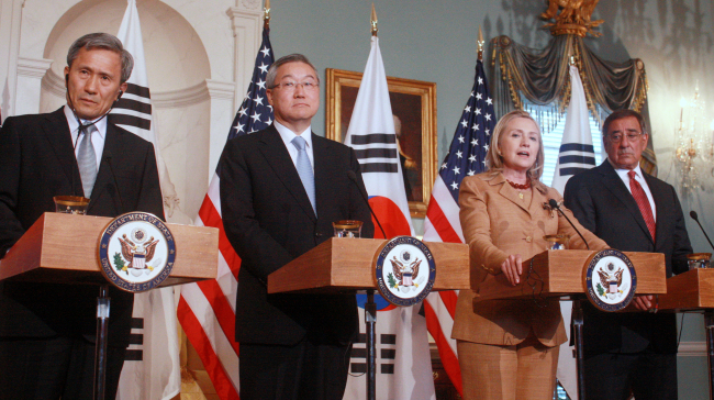 Defense and foreign affairs chiefs of Korea and the U.S. hold a joint news conference after a meeting at the U.S. State Department on Thursday in Washington. From left: South Korean Minister of Defense Kim Kwan-jin, South Korean Minister of Foreign Affairs and Trade Kim Sung-hwan, U.S. Secretary of State Hillary Rodham Clinton and U.S. Secretary of Defense Leon E. Panetta.  (Yonhap News)