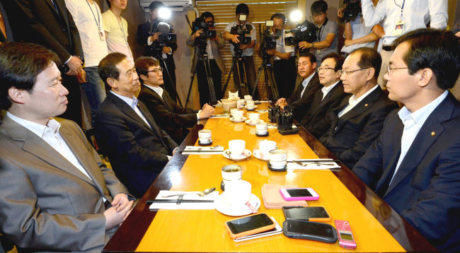 Ruling Saenuri Party’s chairman Rep. Hwang Woo-yea (second from right) and other party leaders hold talks with aides to three of the party’s presidential candidates, Reps. Chung Mong-joon and Lee Jae-oh and Gyeonggi Governor Kim Moon-soo, on primary rules at a hotel in Yeouido, Seoul, on Friday.  (Yonhap News)
