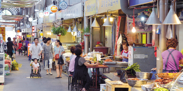 Buffet-style cafe puts Tongin Market on the map