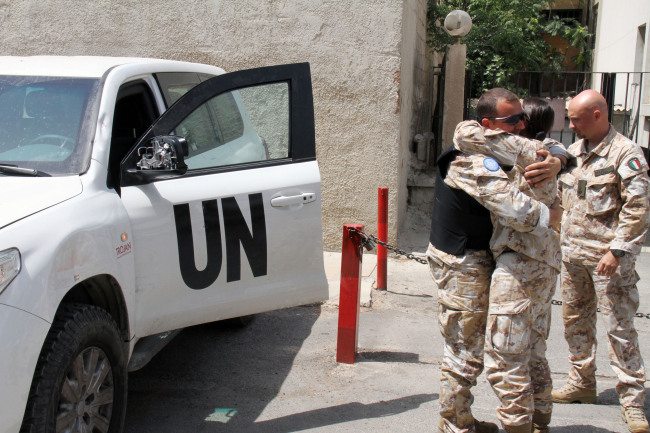 U.N. observers welcome their comrades upon their return from al-Haffa, in northern Syria, to Damascus, Saturday.  AP-Yonhap News