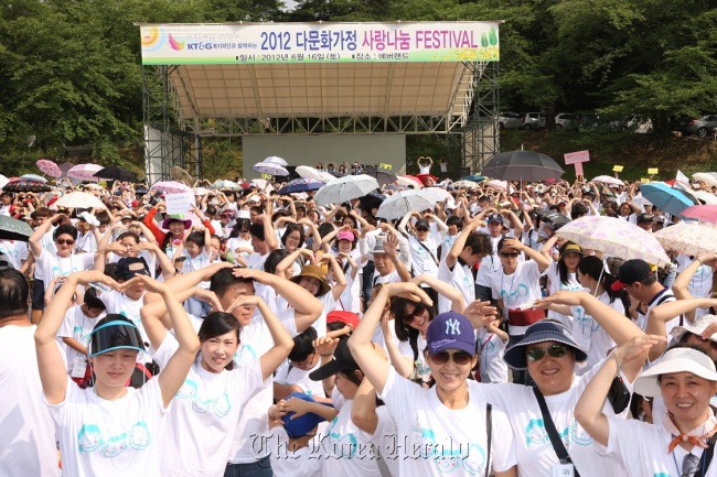 Some 3,000 members from multicultural households pose after attending an entertainment event hosted by a welfare foundation under the tobacco distributor KT&G Corp. at Everland, an amusement park in Yongin, Gyeonggi Province, on Saturday.         (KT&G)
