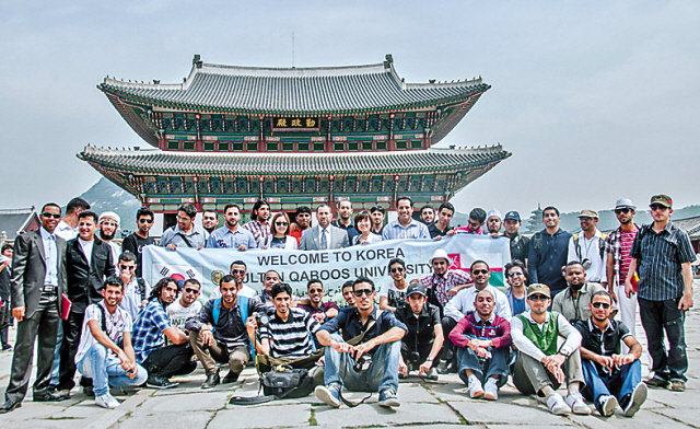 Omani students pose for a picture outside a Korean palace while enjoying a trip here last week. (Omani Embassy)