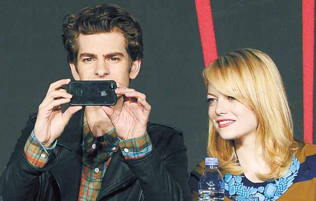 앤드류 가필드 (Andrew Garfield/영화배우/미국)/엠마 스톤 (Emma Stone /영화배우/미국)
Actor Andrew Garfield (left) and Emma Stone at a press conference
in Seoul on Thursday. (Park Hae-mook/The Korea Herald)