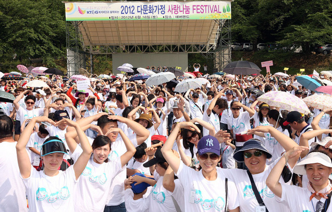 <YONHAP PHOTO-0414> KT&G, 다문화가정 사랑나눔 페스티벌 (서울=연합뉴스) 16일 경기도 용인 에버랜드에서 펼쳐진 KT&G복지재단의 '2012 다문화가정 사랑나눔 페스티벌'에 참가한 3,000여명의 다문화가족들이 즐거운 표정으로 두 팔을 들어 하트 모양을 그려 보이고 있다. 2012.6.17 photo@yna.co.kr/2012-06-17 10:35:43/ <저작권자 ⓒ 1980-2012 ㈜연합뉴스. 무단 전재 재배포 금지.>
<YONHAP PHOTO-0414> KT&G, 다문화가정 사랑나눔 페스티벌 (서울=연합뉴스) 16일 경기도 용인 에버랜드에서 펼쳐진 KT&G복지재단의 '2012 다문화가정 사랑나눔 페스티벌'에 참가한 3,000여명의 다문화가족들이 즐거운 표정으로 두 팔을 들어 하트 모양을 그려 보이고 있다. 2012.6.17 photo@yna.co.kr/2012-06-17 10:35:43/ <저작권자 ⓒ 1980-2012 ㈜연합뉴스. 무단 전재 재배포 금지.>
<YONHAP PHOTO-0414> KT&G, 다문화가정 사랑나눔 페스티벌 (서울=연합뉴스) 16일 경기도 용인 에버랜드에서 펼쳐진 KT&G복지재단의 '2012 다문화가정 사랑나눔 페스티벌'에 참가한 3,000여명의 다문화가족들이 즐거운 표정으로 두 팔을 들어 하트 모양을 그려 보이고 있다. 2012.6.17 photo@yna.co.kr/2012-06-17 10:35:43/ <저작권자 ⓒ 1980-2012 ㈜연합뉴스. 무단 전재 재배포 금지.>