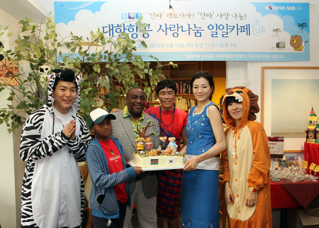 <YONHAP PHOTO-0399> '대한항공 사랑 나눔 일일 카페' (서울=연합뉴스) 대한항공은 16일 서울 강남역 인근 후원 카페인 '유익한 공간'에서 대한항공 임직원, SNS 자원봉사자, 국제아동돕기 카페 가입자 등 300여 명이 참석한 가운데 '대한항공 사랑 나눔 일일 카페' 행사를 가졌다. 대한항공 조현민 상무(오른쪽 두번째)가 일일카페를 방문한 은고비 키타우(Ngovi Kitau) 주한 케냐 대사(오른쪽 네번째)에게 기념 케이크를 전달하며 기념 촬영을 하고 있다. 2012.6.17 leesh@yna.co.kr/2012-06-17 10:27:08/ <저작권자 ⓒ 1980-2012 ㈜연합뉴스. 무단 전재 재배포 금지.>
<YONHAP PHOTO-0399> '대한항공 사랑 나눔 일일 카페' (서울=연합뉴스) 대한항공은 16일 서울 강남역 인근 후원 카페인 '유익한 공간'에서 대한항공 임직원, SNS 자원봉사자, 국제아동돕기 카페 가입자 등 300여 명이 참석한 가운데 '대한항공 사랑 나눔 일일 카페' 행사를 가졌다. 대한항공 조현민 상무(오른쪽 두번째)가 일일카페를 방문한 은고비 키타우(Ngovi Kitau) 주한 케냐 대사(오른쪽 네번째)에게 기념 케이크를 전달하며 기념 촬영을 하고 있다. 2012.6.17 leesh@yna.co.kr/2012-06-17 10:27:08/ <저작권자 ⓒ 1980-2012 ㈜연합뉴스. 무단 전재 재배포 금지.>