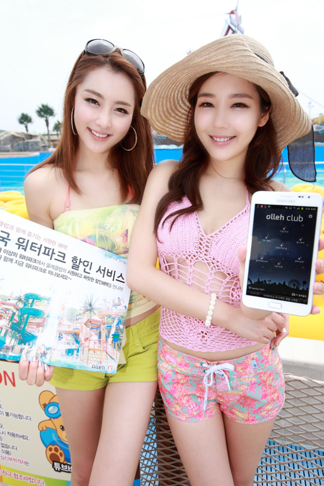 <YONHAP PHOTO-0561> 올레클럽과 전국 25개 워터파크에서 시원한 여름을 (서울=연합뉴스) KT는 썸머 시즌에 맞춰 올레클럽 고객들을 위한 워터파크 할인 서비스를 확대 했으며 런칭 기념 이벤트를 진행한다고 18일 밝혔다. 올레클럽에서 이용 가능한 워터파크는 비발디 오션월드, 설악 워터피아, 웅진 플레이도시, 테딘워터파크, 파라다이스 스파 도고 등 전국에 분포되어 있는 25개 워터파크이며 연내 지속 확대할 예정으로 홍천 오션월드의 경우 주중 대인 42%, 소인 52%, 주말 37% 할인된 가격으로 온라인 구매ㆍ예약이 가능하다. 2012.6.18 photo@yna.co.kr/2012-06-18 09:09:09/ <저작권자 ⓒ 1980-2012 ㈜연합뉴스. 무단 전재 재배포 금지.>
<YONHAP PHOTO-0561> 올레클럽과 전국 25개 워터파크에서 시원한 여름을 (서울=연합뉴스) KT는 썸머 시즌에 맞춰 올레클럽 고객들을 위한 워터파크 할인 서비스를 확대 했으며 런칭 기념 이벤트를 진행한다고 18일 밝혔다. 올레클럽에서 이용 가능한 워터파크는 비발디 오션월드, 설악 워터피아, 웅진 플레이도시, 테딘워터파크, 파라다이스 스파 도고 등 전국에 분포되어 있는 25개 워터파크이며 연내 지속 확대할 예정으로 홍천 오션월드의 경우 주중 대인 42%, 소인 52%, 주말 37% 할인된 가격으로 온라인 구매ㆍ예약이 가능하다. 2012.6.18 photo@yna.co.kr/2012-06-18 09:09:09/ <저작권자 ⓒ 1980-2012 ㈜연합뉴스. 무단 전재 재배포 금지.>
<YONHAP PHOTO-0561> 올레클럽과 전국 25개 워터파크에서 시원한 여름을 (서울=연합뉴스) KT는 썸머 시즌에 맞춰 올레클럽 고객들을 위한 워터파크 할인 서비스를 확대 했으며 런칭 기념 이벤트를 진행한다고 18일 밝혔다. 올레클럽에서 이용 가능한 워터파크는 비발디 오션월드, 설악 워터피아, 웅진 플레이도시, 테딘워터파크, 파라다이스 스파 도고 등 전국에 분포되어 있는 25개 워터파크이며 연내 지속 확대할 예정으로 홍천 오션월드의 경우 주중 대인 42%, 소인 52%, 주말 37% 할인된 가격으로 온라인 구매ㆍ예약이 가능하다. 2012.6.18 photo@yna.co.kr/2012-06-18 09:09:09/ <저작권자 ⓒ 1980-2012 ㈜연합뉴스. 무단 전재 재배포 금지.>