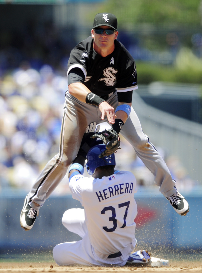 Chicago White Sox second baseman Gordon Beckham completes a double play over a sliding Los Angeles Dodgers baserunner on Sunday. (AP-Yonhap News)