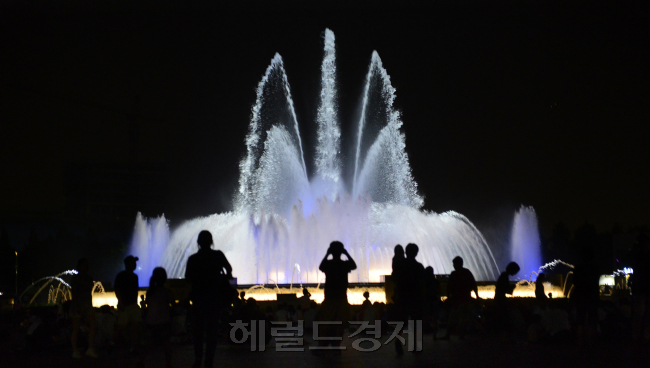 무더운 날씨가 이어지고 있다. 더위에 지친 시민들이 17일 밤 경기도 고양시 일산호수공원 노래하는 분수대를 찾아 화려한 분수쇼를 보며 더위를 날리고 있다. 박해묵 기자/mook@heraldm.com
무더운 날씨가 이어지고 있다. 더위에 지친 시민들이 17일 밤 경기도 고양시 일산호수공원 노래하는 분수대를 찾아 화려한 분수쇼를 보며 더위를 날리고 있다. 박해묵 기자/mook@heraldm.com
덥고, 덥고 또 덥다. 서울 경기권은 18일 최고 31도까지 치솟을 것으로 보인다. 더위에 지친다. 지난 17일 밤 경기도 고양시 일산호수공원의 노래하는 분수대. 더위는 흩날리는 분수의 물줄기로 조금씩 사라진다.  박해묵 기자/mook@heraldm.com
