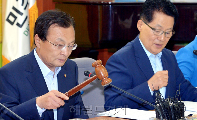 18일 민주통합당 영등포 중앙당에서 열린 최고위원회의에서 이해찬 대표가 모두발언을 하고 있다. 박현구 기자phko@herlaldm.com 2012.06.18
이해찬 민주당 대표는 18일 최고위원회의를 열고 자신이 제안했던 ‘여야정 경제협의체’를 새누리당이 받아들이라고 촉구하고 있다. 이 대표는 이날 애국가 부정 논란을 일으킨 이석기 통합진보당 의원에 대해 직접적인 언급을 하지 않았다. 박현구 기자phko@herlaldm.com