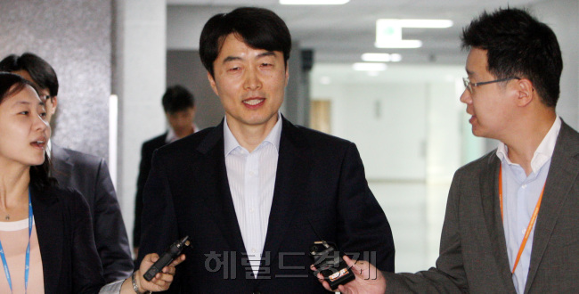 통합진보당 이석기 의원이 18일 국회 의원회관으로 출근하며 기자들의 질문을 받고 있다. 박현구 기자phko@heraldm.com 2012.06.18
“애국가는 국가가 아니다”고 말해 뼛속까지 종북 논란을 일으킨 이석기 통합진보당 의원이 18일 아무 일도 없었던 것처럼 태연하게 출근하고 있다. 이 의원은 지난주 기자들과 만나 “애국가 부르면 쇄신이냐 씨바. 황당한 닭짓” 등의 용어를 써가며 통진당의 쇄신작업에 대해 강한 거부 의사를 표시했다. 　박현구 기자/phko@