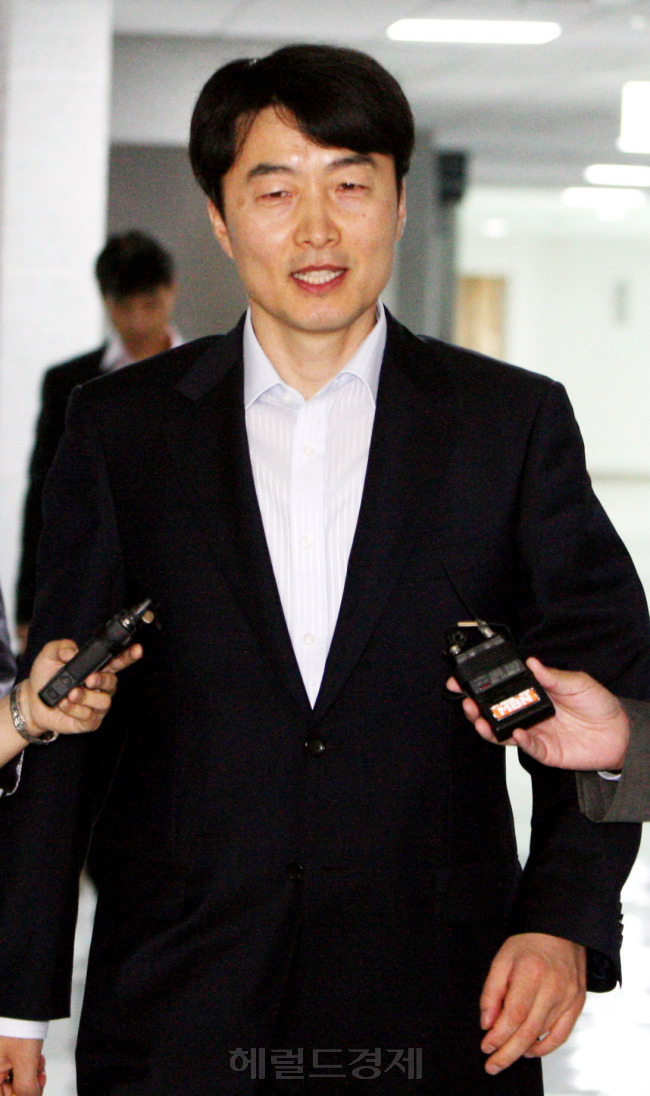 통합진보당 이석기 의원이 18일 국회 의원회관으로 출근하며 기자들의 질문을 받고 있다. 박현구 기자phko@heraldm.com 2012.06.18