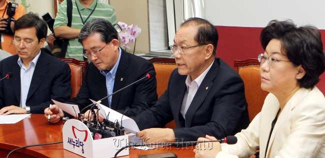 Saenuri chairman Hwang Woo-yea (center) speaks at a Supreme Council meeting at the National Assembly on Monday flanked by floor leader Lee Hahn-koo (left) and supreme councilor Lee Hye-hoon.       (Park Hyun-koo/The Korea Herald)