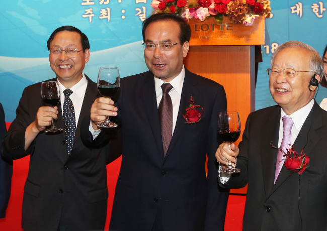 <YONHAP PHOTO-0679> 한국 서울- 중국 길림 경제무역교류회 (서울=연합뉴스) 홍기원 기자 = 18일 오전 서울 중구 소공동 롯데호텔에서 열린 '한국 서울- 중국 길림 경제무역교류회'에서 장신썬 주한중국대사(왼쪽부터), 쑨정차이 길림성 당서기, 손경식 대한상공회의소 회장이 건배를 하고 있다. 2012.6.18 xanadu@yna.co.kr/2012-06-18 10:56:32/ <저작권자 ⓒ 1980-2012 ㈜연합뉴스. 무단 전재 재배포 금지.>
KCCI chairman Sohn Kyung-shik (right) toasts with Sun Zhengcai (center), secretary of the Jilin Provincial Party Committee of China, and Chinese Ambassador to Seoul Zhang Xinsen at a meeting to promote trade in Seoul on Monday.      Yonhap News