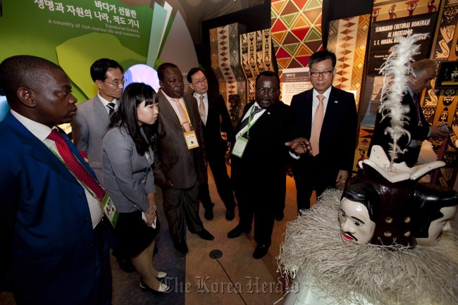 Alfonso Nsue Mokuy (fourth from right), vice prime minister of the Republic of Equatorial Guinea, and Kim Seung-joon (right), senior executive vice president at Ssangyong Engineering & Construction’s international business division, participate in the Middle African country’s day event at the Yeosu Expo site in South Jeolla Province on Saturday. The Korean builder has been actively increasing its presence in the Equatorial Guinea construction market. (Ssangyong E&C)