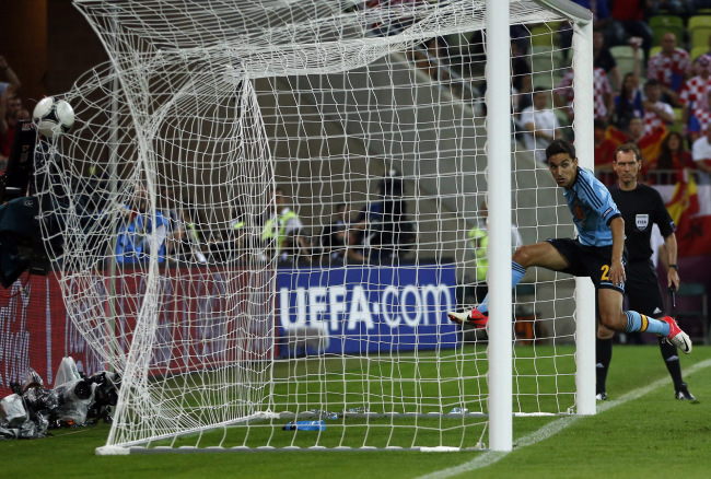 Spain's Jesus Navas scores the only goal during the Euro 2012 soccer championship Group C match between Croatia and Spain in Gdansk, Poland, Monday. (AP-Yonhap News)