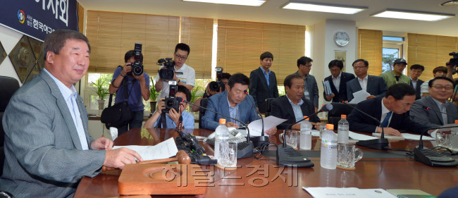 19일 서울 도곡동 한국야구회관빌딩에서 프로야구 제10구단 창단 관련 방안을 논의를 위해 한국야구위원회(KBO) 임시이사회가 열려 구본능 KBO총재가 회의를 주재하고 있다.<br />김명섭 기자 msiron@
19일 서울 도곡동 한국야구회관빌딩에서 프로야구 제10구단 창단 관련 방안을 논의를 위해 한국야구위원회(KBO) 임시이사회가 열려 구본능 KBO총재가 회의를 주재하고 있다.
김명섭 기자 msiron@