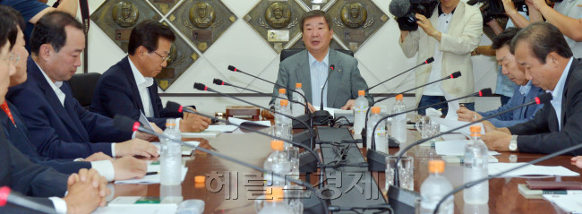 19일 서울 도곡동 한국야구회관빌딩에서 프로야구 제10구단 창단 관련 방안을 논의를 위해 한국야구위원회(KBO) 임시이사회가 열려 구본능 KBO총재가 회의를 주재하고 있다.<br />김명섭 기자 msiron@
19일 서울 도곡동 한국야구회관빌딩에서 프로야구 제10구단 창단 관련 방안을 논의를 위해 한국야구위원회(KBO) 임시이사회가 열려 구본능 KBO총재가 회의를 주재하고 있다.
김명섭 기자 msiron@