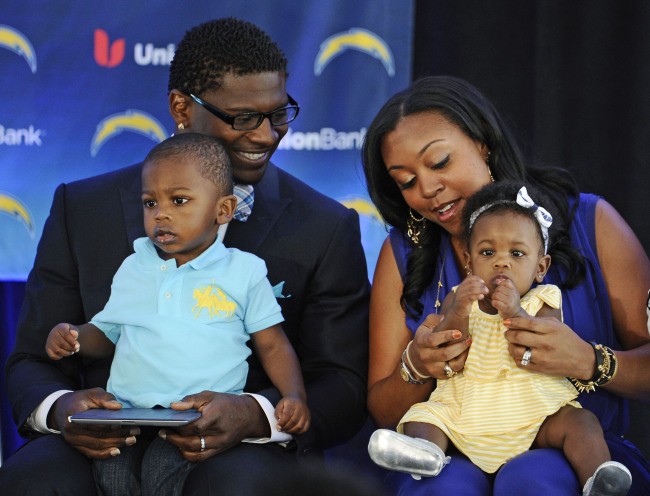Former San Diego Chargers running back LaDainian Tomlinson sits with his family during a news conference on Monday.  (AP-Yonhap News)