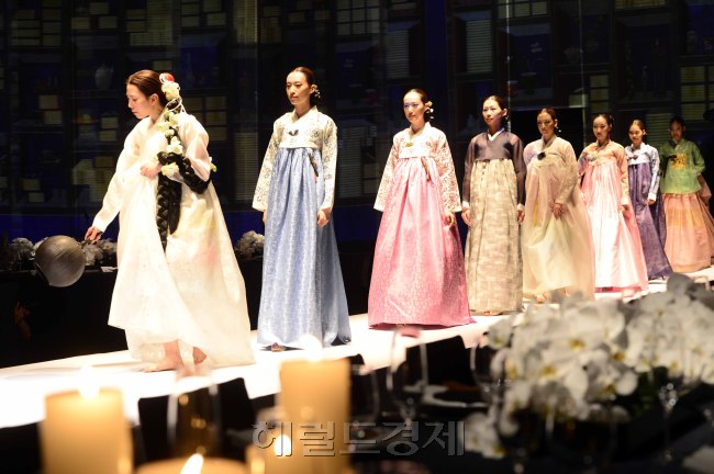 Models present traditional Korean wedding gowns during a fashion show at the Westin Chosun in Seoul on Tuesday. The traditional wedding gown show is a modern reinterpretation of Joseon-period royal wedding ceremony based on the Joseon royal book “Oegyujanggak Uigwe,” which contains text and hand-drawn illustrations of a royal wedding. (Park Hae-mook/The Korea Herald)