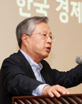이석채(기업인, 전 행정공무원)
이석채<사진> KT 회장이 한국이 안고 있는 빈부격차, 인구문제, 교육문제 등을 해결할 수 있는 방안으로 IT의 중요성에 대해서 역설했다.