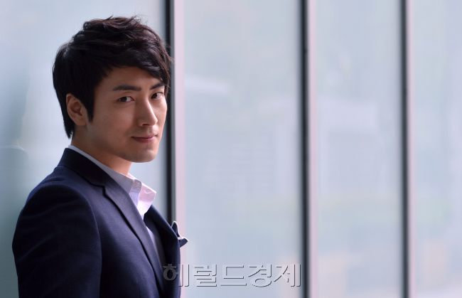 이준혁 인터뷰.<br />이상섭 기자. babtong@heraldm.com 2012.05.30
이준혁 인터뷰.
이상섭 기자. babtong@heraldm.com 2012.05.30