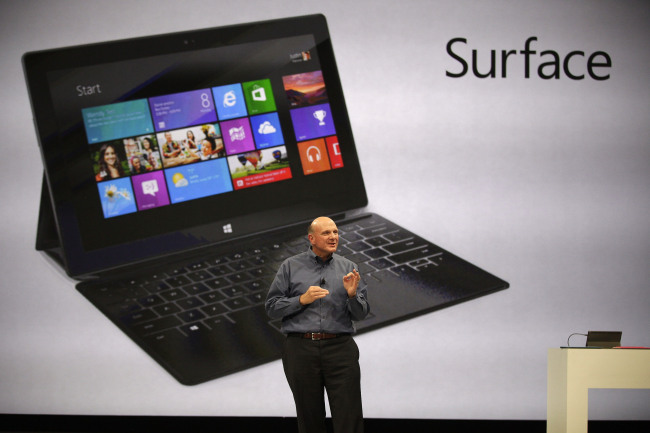 Microsoft CEO Steve Ballmer unveils “Surface,” a new tablet computer to compete with Apple’s iPad, at Hollywood’s Milk Studios in Los Angeles on Monday.     AP-Yonhap News