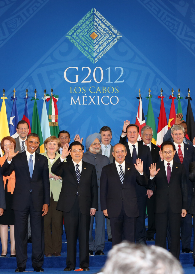 G20 leaders pose for a photo at the G20 Summit in Los Cabos, Mexico, Monday.    (Yonhap News)