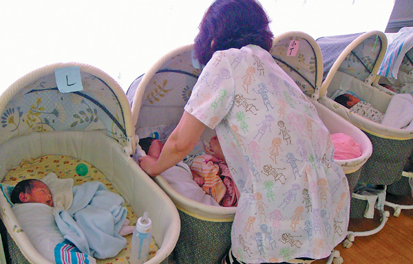 Newborn babies being taken care of at a maternity center in the Flushing neighborhood of Queens, New York.     China Daily