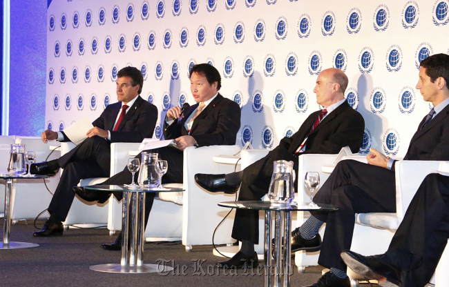SK Group chairman Chey Tae-won (second from left) answers a question at a closing session of the Rio Plus 20 Corporate Sustainability Forum in Brazil on Monday.  SK Group
SK Group chairman Chey Tae-won (second from left) answers a question at a closing session of the Rio Plus 20 Corporate Sustainability Forum in Brazil on Monday.  SK Group