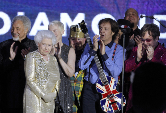 Paul McCartney (left) and Elton John stand on the stage at the conclusion of the Queen’s Jubilee Concert in front of Buckingham Palace, London, on June 4.  (AP-Yonhap News)