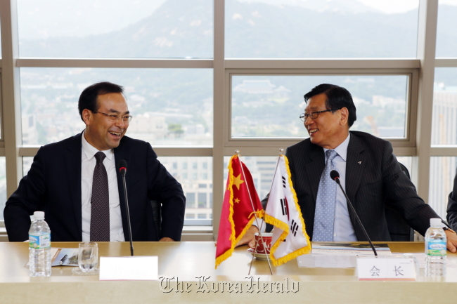 Kumho Asiana Group chairman Park Sam-koo (right) talks to Sun Zhengcai, secretary of the Jilin Provincial Committee of the Communist Party of China, at the group’s headquarters in Seoul on Tuesday. Some of the group’s affiliates such as Kumho Tires and Asiana Airlines operate in the Chinese province.  (Kumho Asiana)