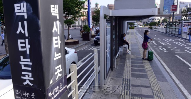 오늘 20일 새벽 0시부터 택시파업이 시작된 가운데 출근시간대인 오전 8시30분경 서울역 앞 택시승강장을 이용하는 시민들이 혹시 올지 모르는 택시를 기다리고 있다. 박해묵 기자/mook@heraldm.com
“저는 왜 여기 서 있는 걸까요?” 해외여행을 다녀온 것으로 보이는 한 시민이 서울역 앞 택시승강장에서 택시를 기다리고 있다. 택시가 왜 오지 않는 것일까. 이 시민은 궁금해할 수 있다. 기자는 사진기 셔터를 누르고 시민에게 다가가 말했다. “오늘 하루 종일 택시 파업이라 택시 안 온다”고. 시민은 서울역 지하철로 발길을 옮겼다.  박해묵 기자/mook@heraldm.com