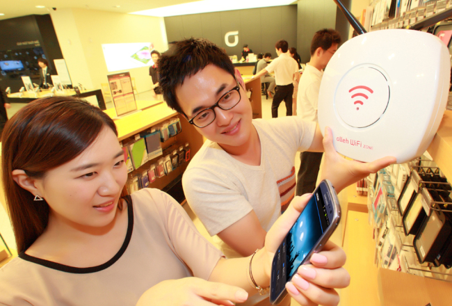 KT는 최고 150Mbps 속도의 ‘와이파이 캐리어 애그리게이션’ 기술을 국내 최초 상용화했다고 20일 밝혔다. 이에 따라 갤럭시S3 LTE를 개통하는 KT고객들은 기존 프리미엄 와이파이보다 2배 빠른 속도로 무선인터넷을 즐길 수 있게 된다.  [사진제공=KT]